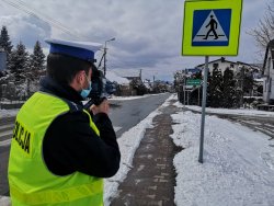 Policjant Ruchu Drogowego, mierzy prędkość specjalnym urządzeniem