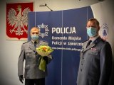 Komendanci pozują do zdjęcia na ściance z napisem Komenda Miejska Policji w Jaworznie