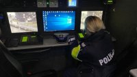 Policjantka kontroluje monitoring