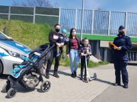 Rodzina 2+2 oraz policjantka i wózek dziecięcy