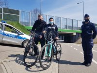 Policjantka i dwoje rowerzystów