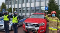 Policjanci, strażacy, strażnicy miejscy, ratownicy medyczni oddają hołd poległemu policjantowi przed budynkiem KMP Jaworzno