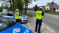 Policjanci obserwują ruch drogowy