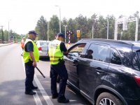 Funkcjonariusze Straży ochrony Kolei kontrolują pojazd