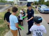 Policjanci rozdają odblaski