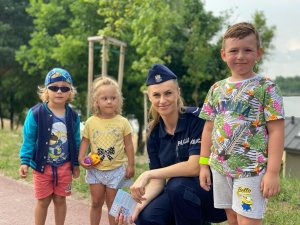 Policjantka z dziećmi