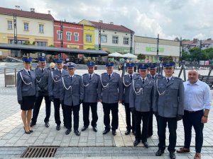 Policjanci w mundurach w kościele podczas mszy.