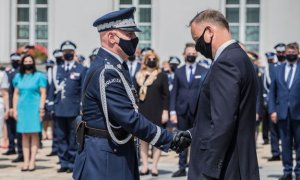 Pan Prezydent podaje dłoń Generałowi Policji