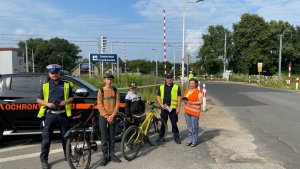 Policjant, Straż Ochrony Kolei I pracownikiem PLK z rowerzystą