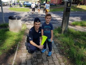 Policjantka z małym chłopcem w tle przejście dla pieszych