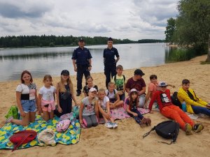 Policjanci z dziećmi z półkolonii