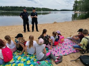 Policjanci z dziećmi z półkolonii