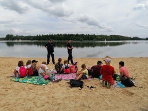 Policjanci z dziećmi z półkolonii