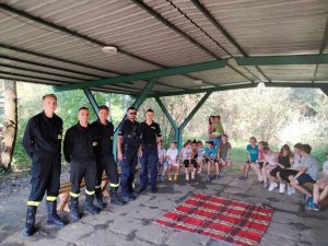 strażacy, policjanci i uczestnicy półkolonii