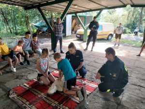 ćwiczenia przy fantomie z policjantką i strażakiem