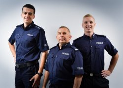 Trzech umundurowanych policjantów