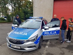 Wakacyjne spotkanie w OSP Osiedle Stałe radiowóz i policjanci