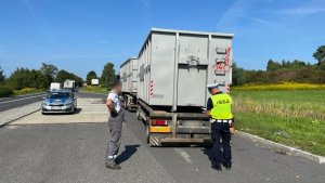 Policjanci kontrolowali pojazdy przewożące odpady