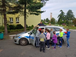 Policjanci z dziećmi zdjęcie grupowe