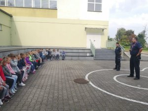 Policjanci z dziećmi zdjęcie grupowe