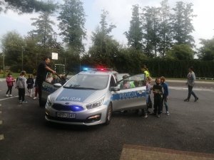 Policjanci z dziećmi zdjęcie grupowe