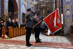 Poczet sztandarowy Policji w Kościele