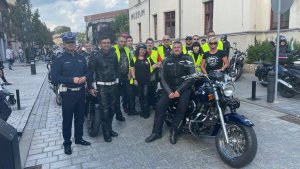 Policjanci zabezpieczali motocyklowe zakończenie lata zdjęcie grupowe z policjantami