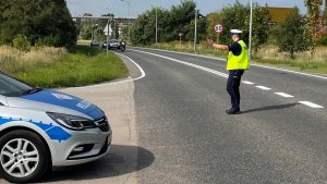 Policjant zatrzymuje do kontroli motocykl