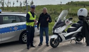 Policjant i motocyklista wspólne zdjęcie