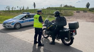 Policjant rozmawia z motocyklistą