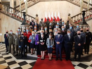 Zdjęcie grupowe na schodach Urzędu Wojewódzkiego