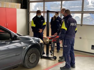 Policjanci sprawdzają ustawienie świateł w samochodzie