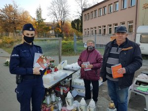 Umundurowana Policjantka z kobietą i mężczyzną