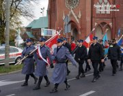 Poczet sztandarowy Policjantów w mundurach niosących flagę państwową