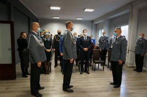 Policjanci w mundurach i osoby cywilne podczas uroczystej zbiórki