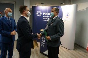 Policjanci w mundurach i osoby cywilne podczas uroczystej zbiórki