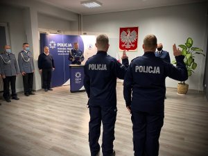 Policjanci przysięgają  podczas uroczystości na sali odpraw