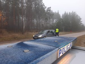 Policjant kontroluje pojazd