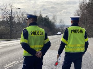 Policjanci kontrolują stosowanie się do obowiązku zakrywania ust i nosa w komunikacji miejskiej