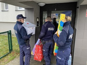 Policjanci z prezentami przed blokiem