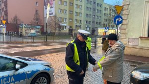 Policjanci rozdają odblaski pieszym