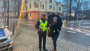 Policjanci rozdają odblaski pieszym