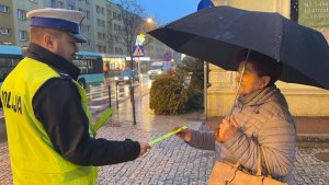 Policjanci rozdają odblaski pieszym