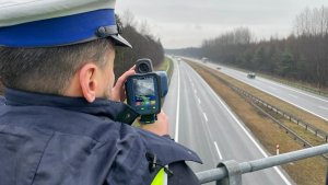 Policjant dokonuje pomiaru odległości