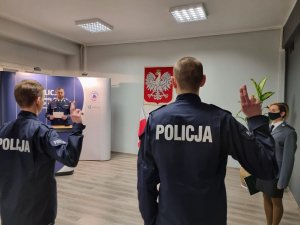 Nowi policjanci w jaworznickim garnizonie stoją w mundurach na sali odpraw