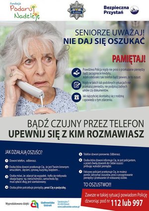 Starsza kobieta odbiera telefon i trzyma słuchawkę w ręku