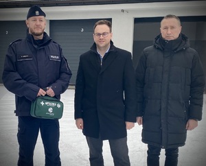 zdjęcie grupowe policjant i osoby cywilne