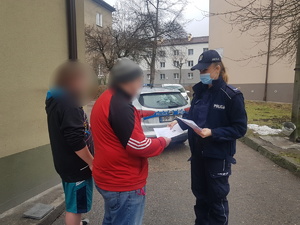 Policjantka rozmawia z mężczyznami