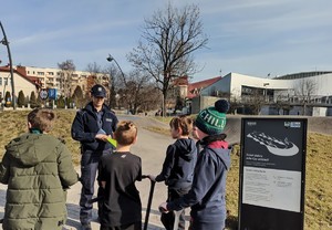 Policjantka rozdaje odblaski