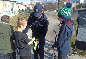 Policjantka rozdaje odblaski